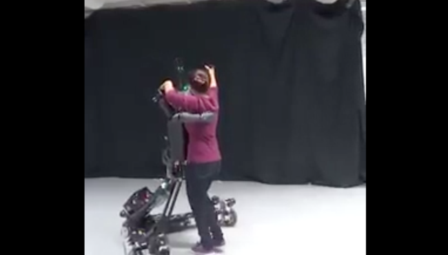 Bu robot size dans etmeyi öğretiyor!