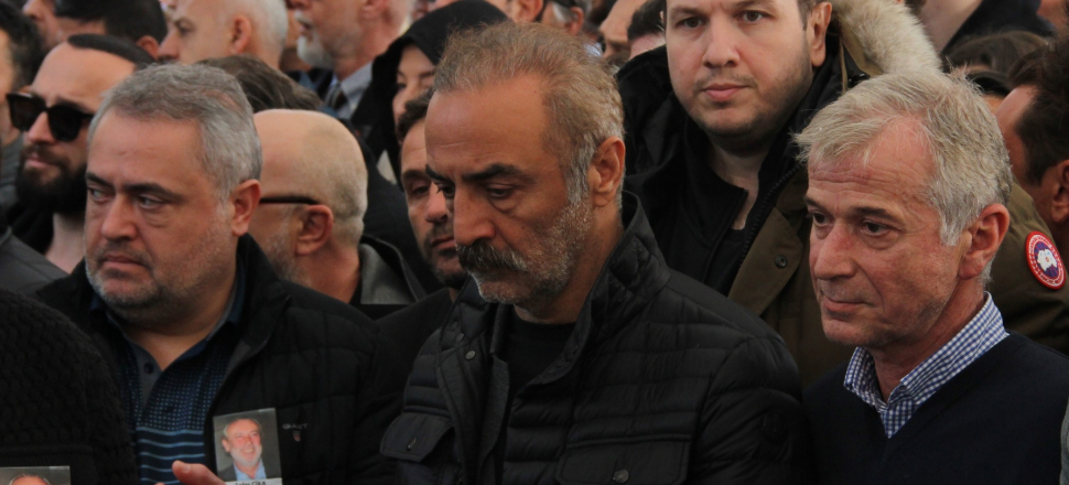 ''Bütün ziller Zafer Çika için çalsın!"
