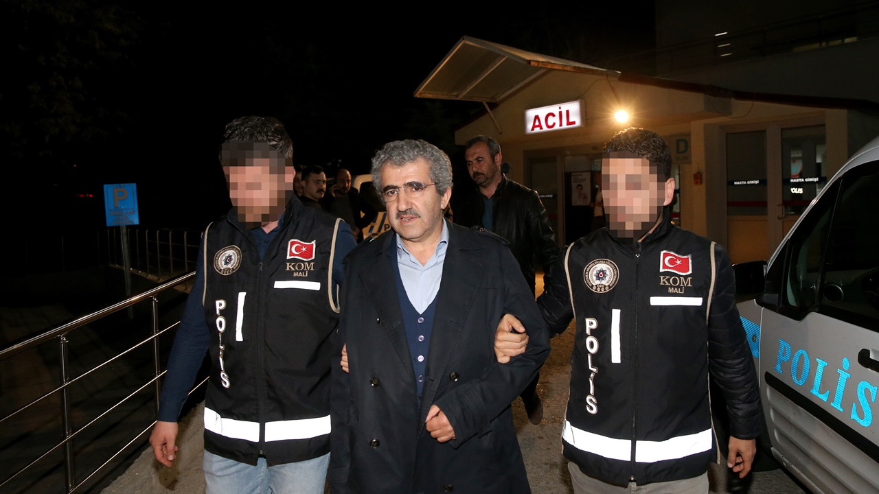 "FETÖ, herkesin kendi önünden komşusunun kapısına süpürdüğü pisliktir."