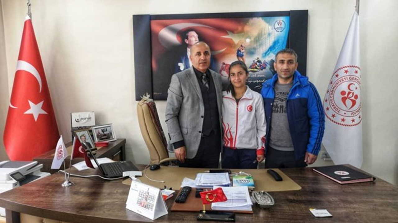 Hakkari'de müdür Reşit Güldal başarılı sporcuyu tebrik etti