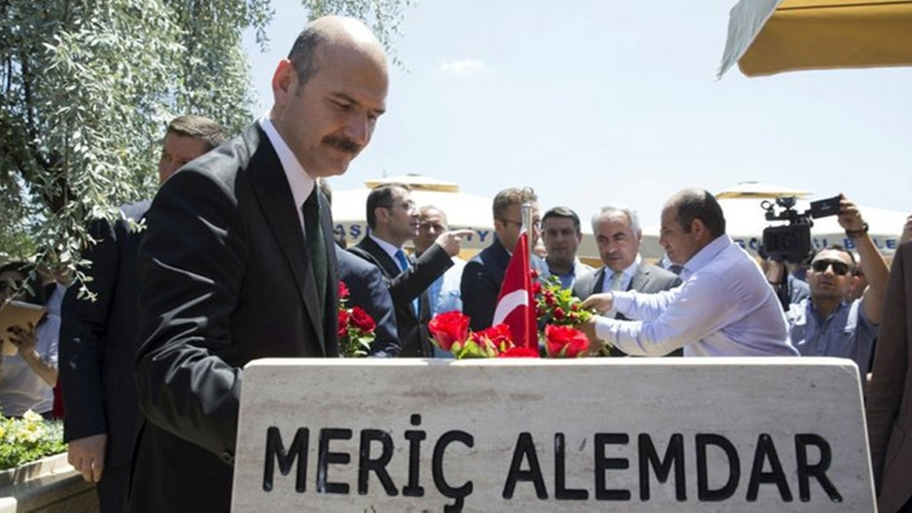 Ankara'da Bakan Süleyman Soylu, Polis Şehitliği'ni ziyaret etti