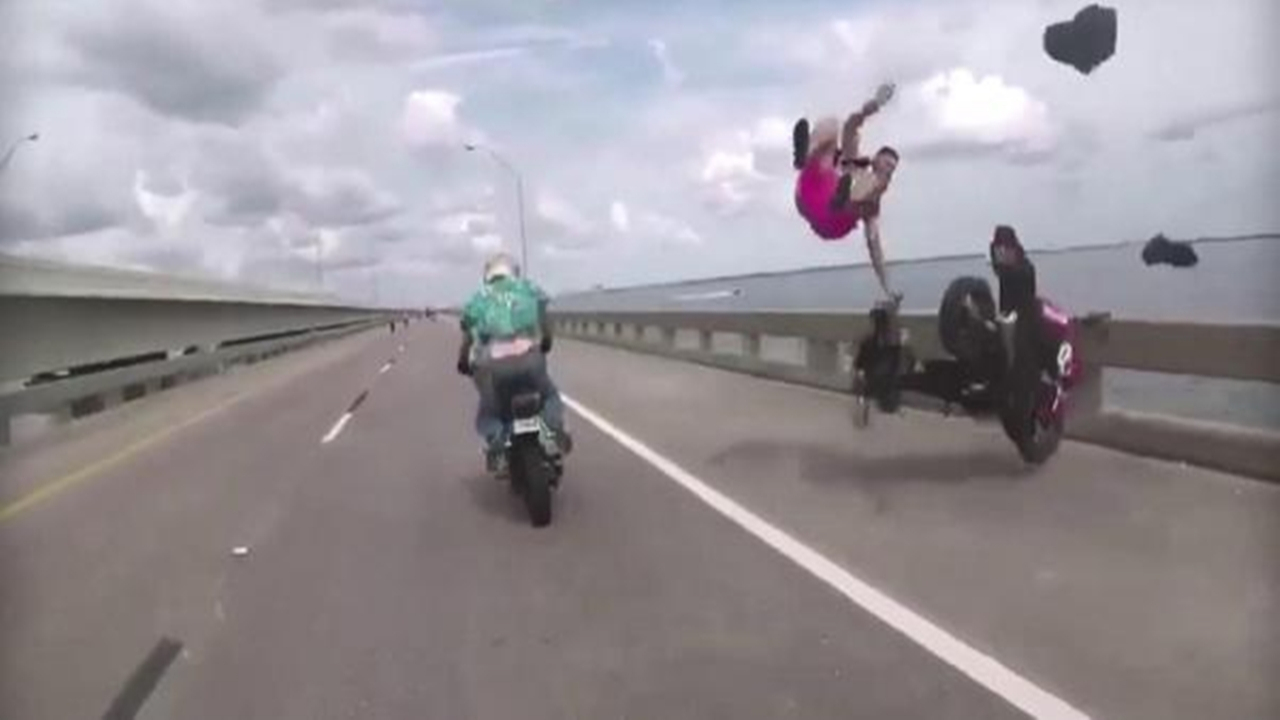 Önündeki motoru görmedi, böyle kaza yaptı...