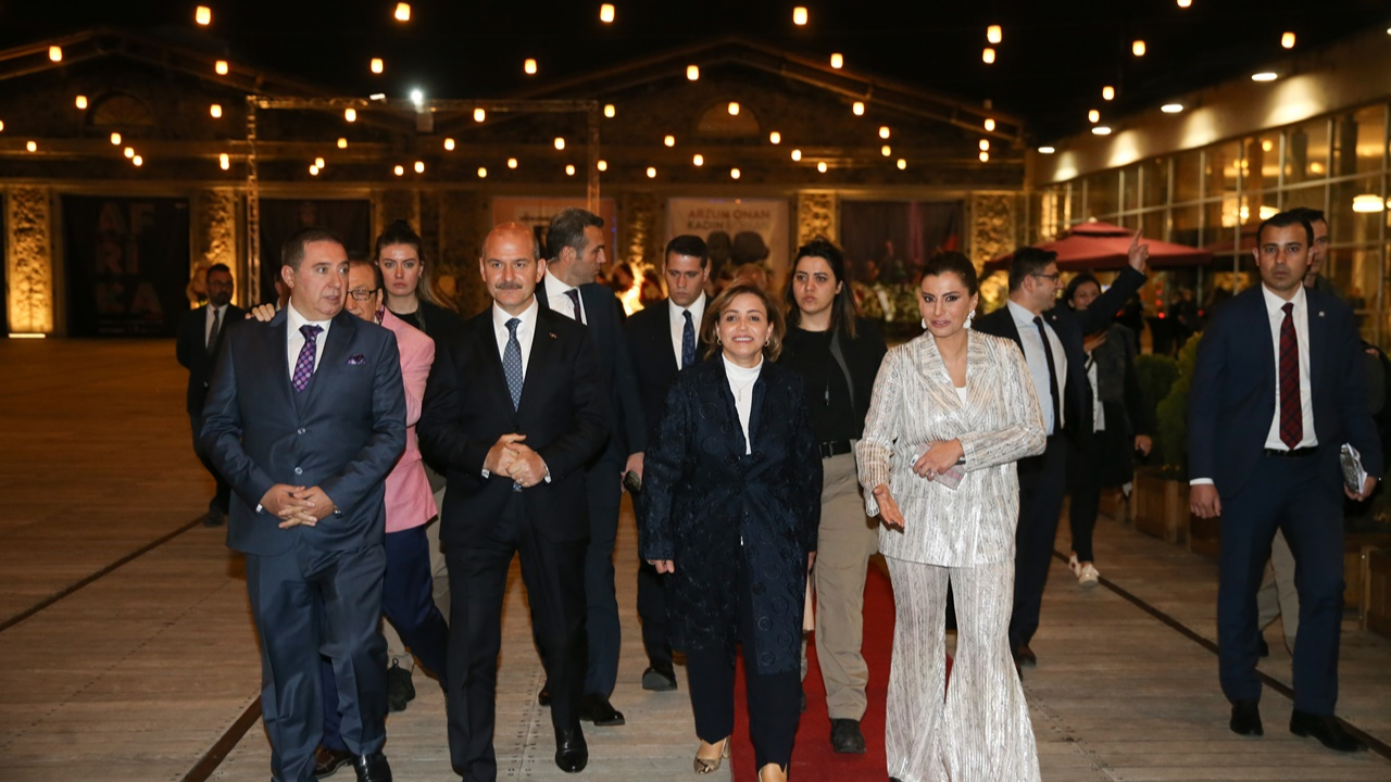 Hande Fırat'ın sergisine büyük ilgi...