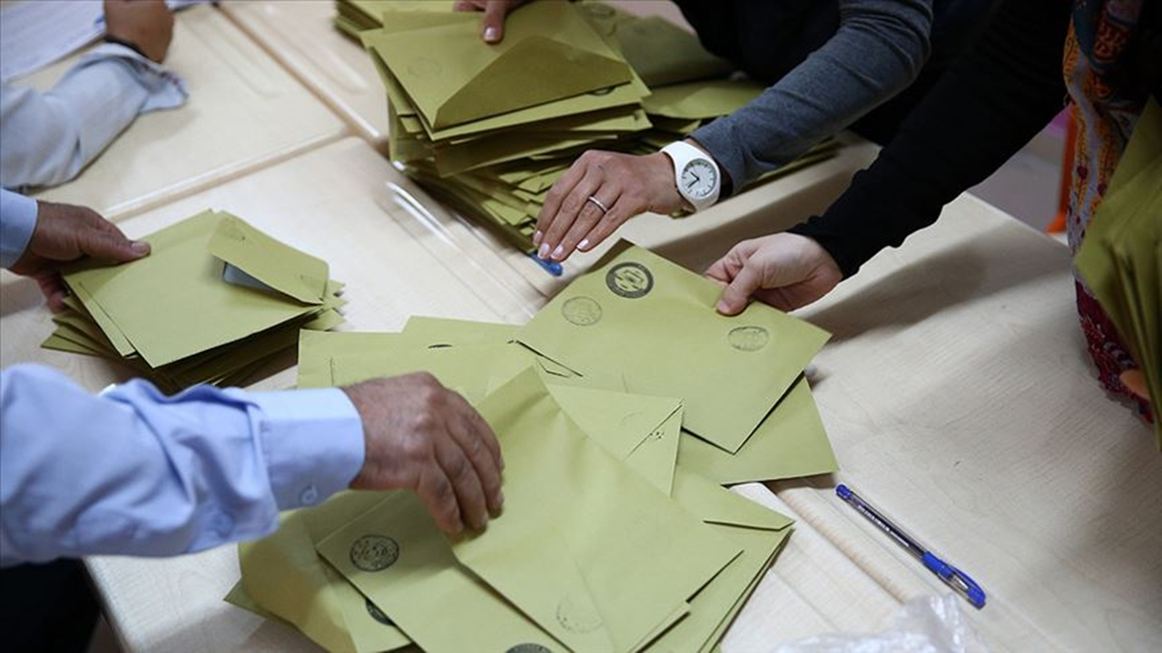 Maltepe'de sandıklar FETÖ'ye teslim edilmiş...