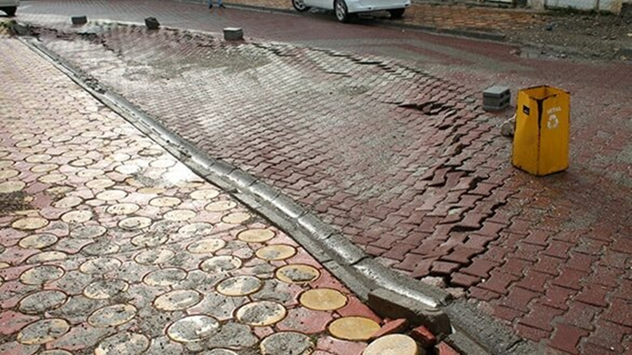Batman Kozluk’ta yoğun yağış sebebiyle yol çöktü