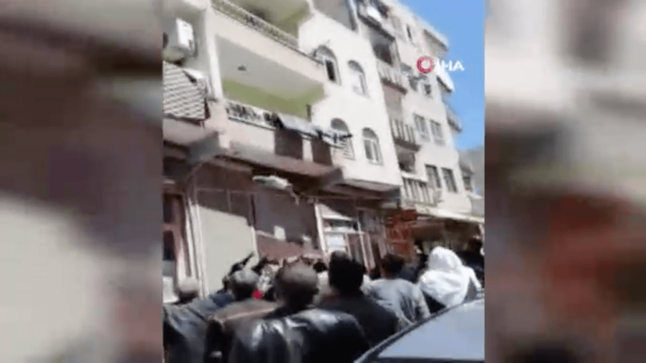 Balkondan düşen çocuğu havada yakaladılar!