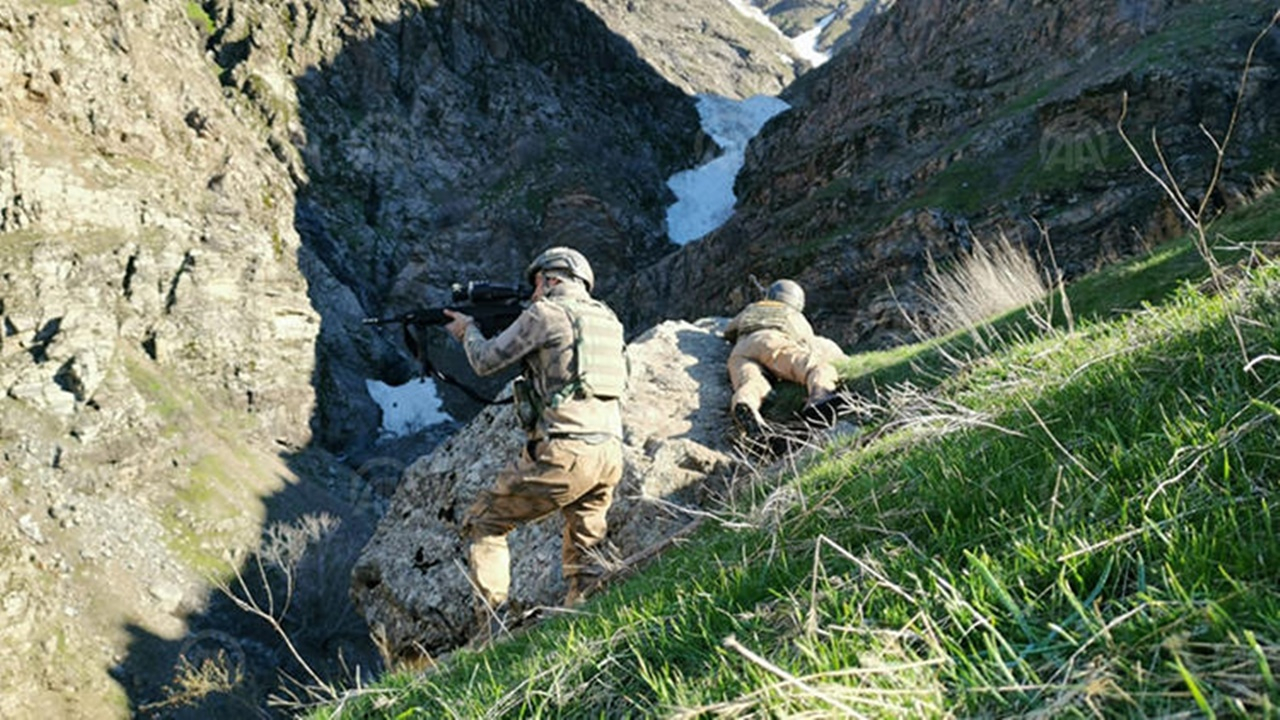 PKK'lı teröristlerin 11 kış sığınağı imha edildi!