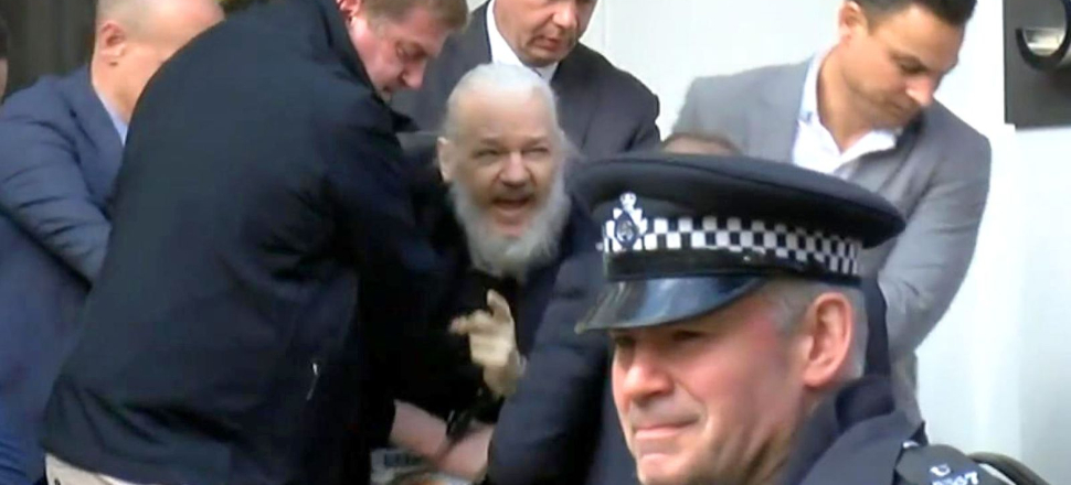 "Bıktık; Assange dışkısını duvarlara atıyordu!"