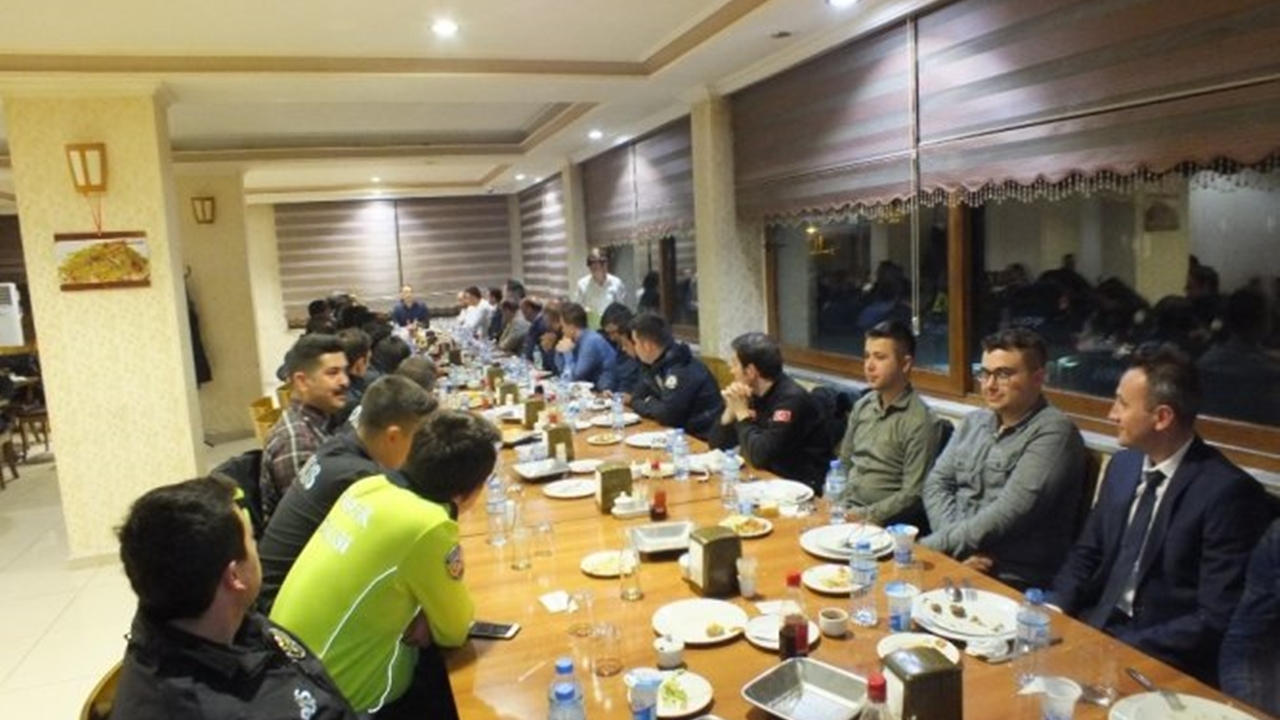 Muş'ta Kaymakam Emre Yalçın, emniyet mensuplarına yemek verdi