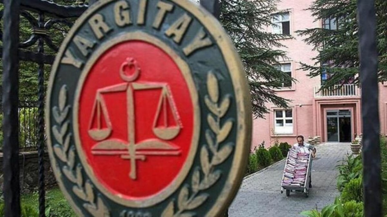 Bebeğini kanepeye fırlatıp öldüren babaya ceza indirimi!