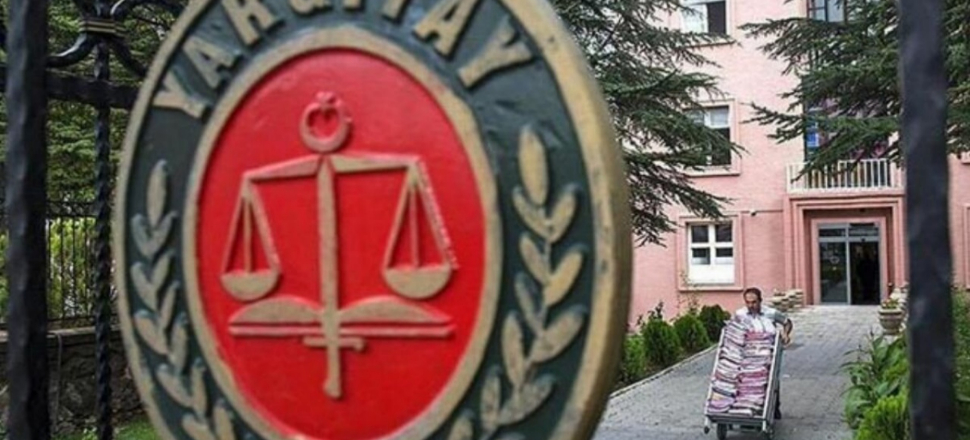Bebeğini kanepeye fırlatıp öldüren babaya ceza indirimi!