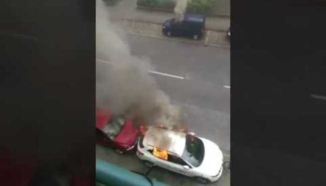 Hamburg'da sıcak gece...Otomobilleri böyle yaktılar(2)