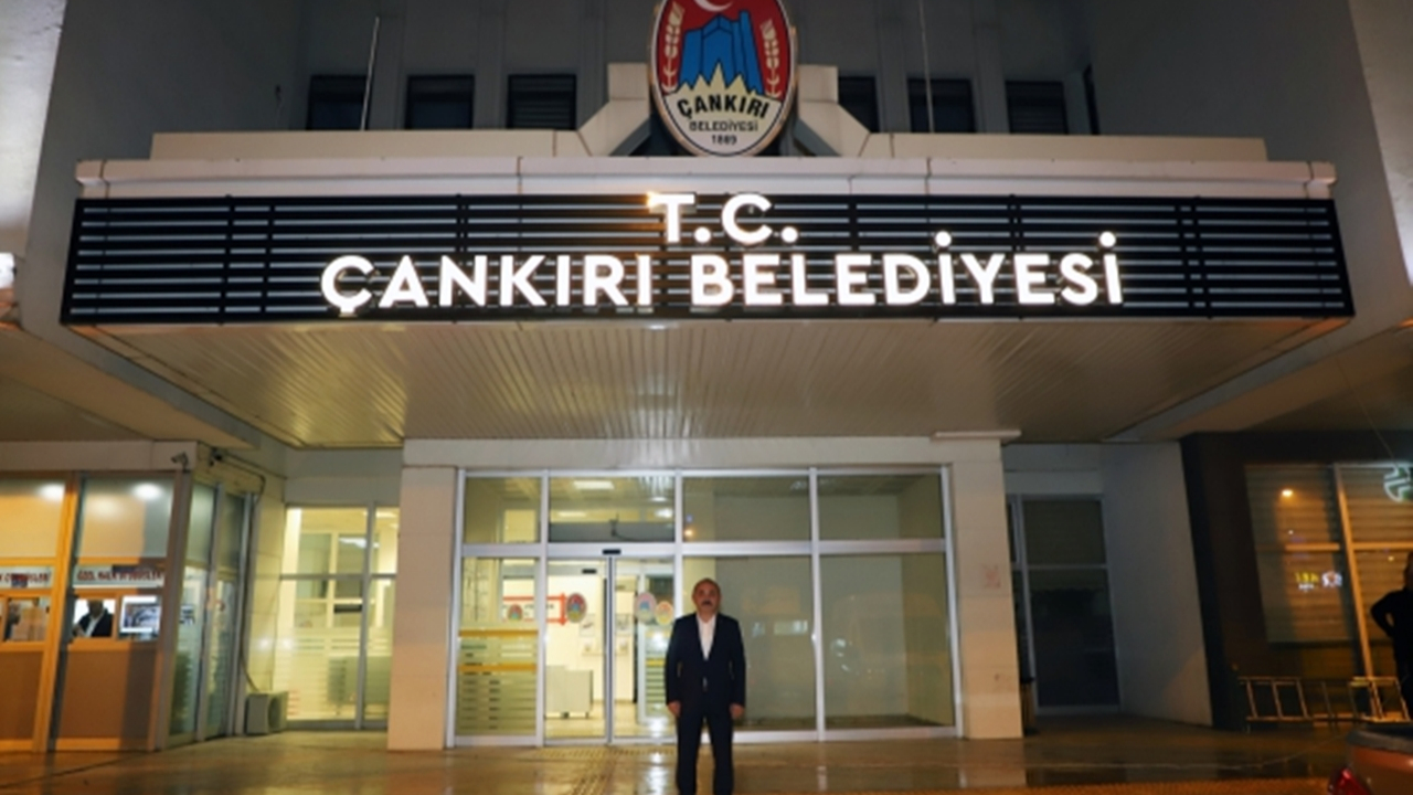 Çankırı'da Başkan Hakkı Esen’den, “T.C. Çankırı Belediyesi” tabelası