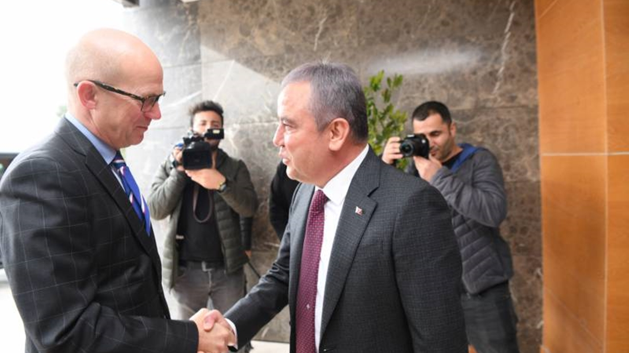 Antalya'da Başkan Muhittin Böcek büyükelçileri ağırladı