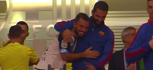 Arda Turan ile Emre Çolak Nou Camp'ta sarmaş dolaş buluştu