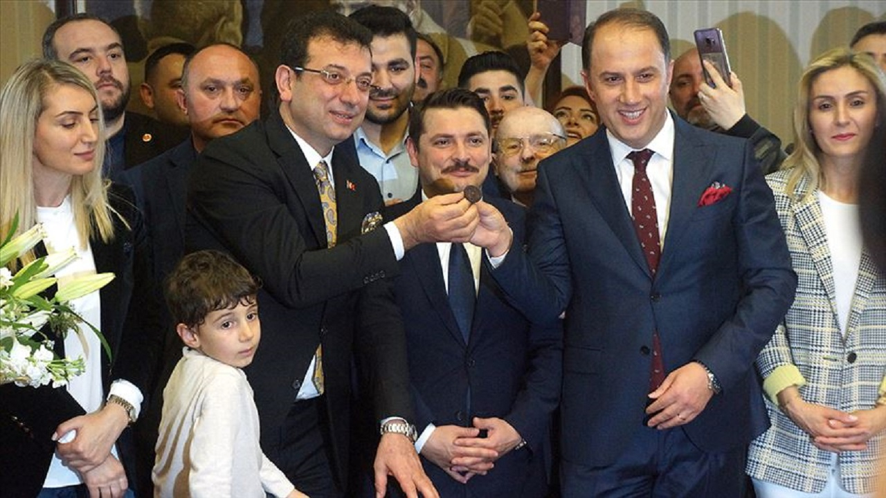 İmamoğlu Beylikdüzü Belediye Başkanlığını devretti