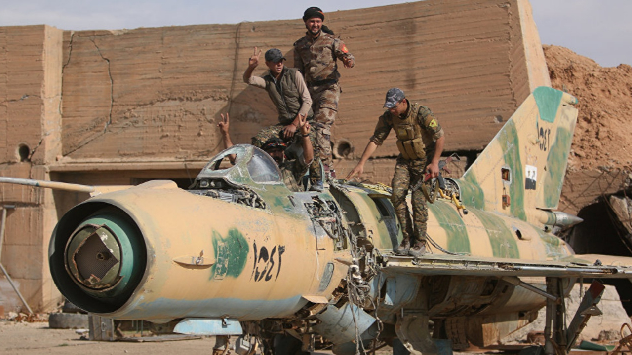Suriye'de ellerinde tuttukları uçakları Irak'a taşıyorlar!