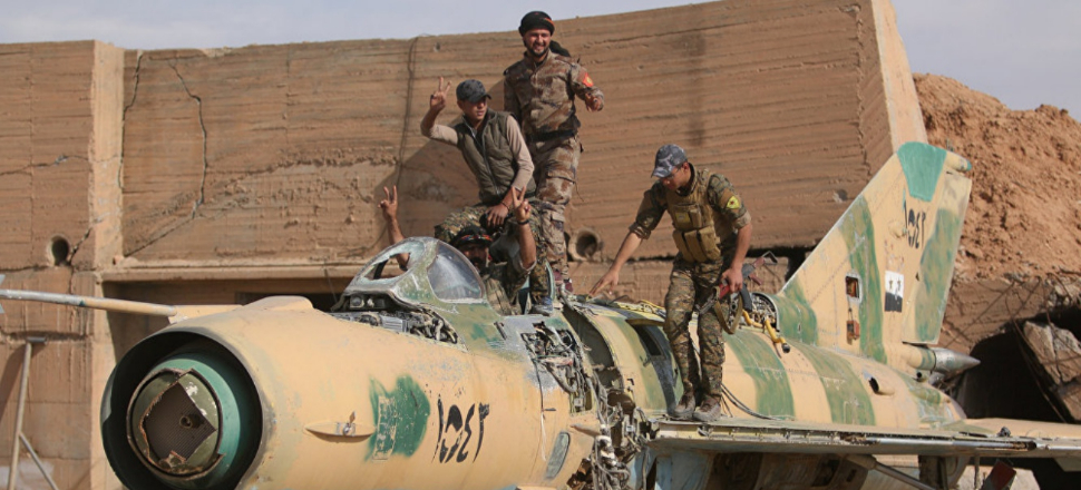 Suriye'de ellerinde tuttukları uçakları Irak'a taşıyorlar!