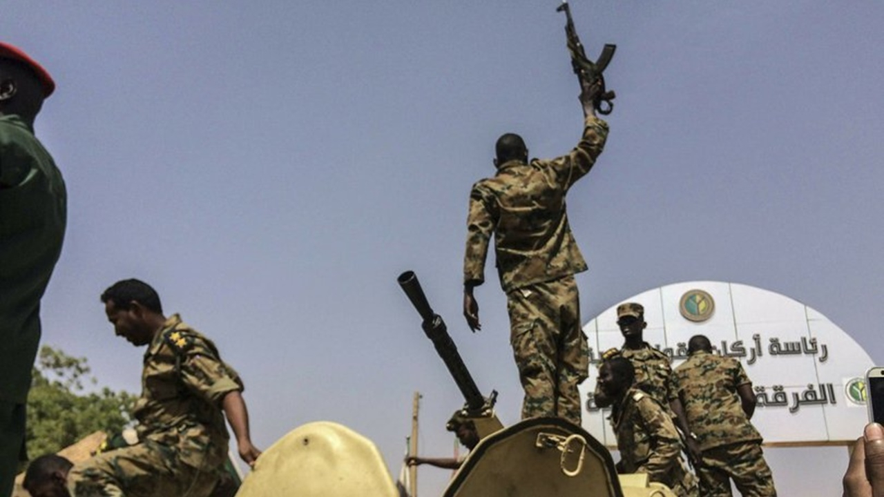 Sudan'da üst üste istifa!