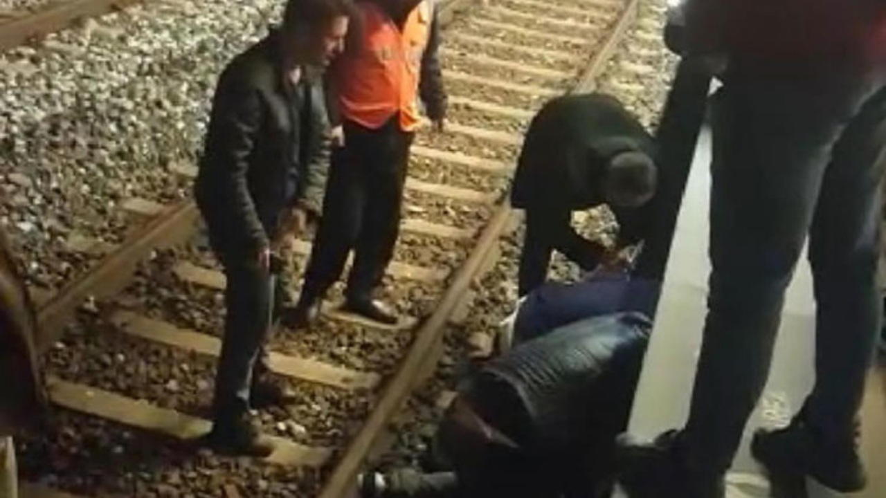 Dengesini kaybetti, kendini raylarda buldu!