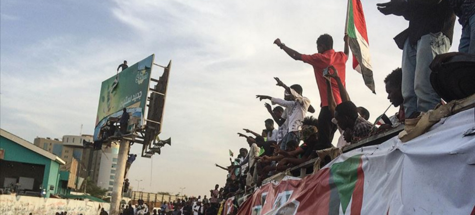Sudan'da askerler göstericilere müdahale ediyor!