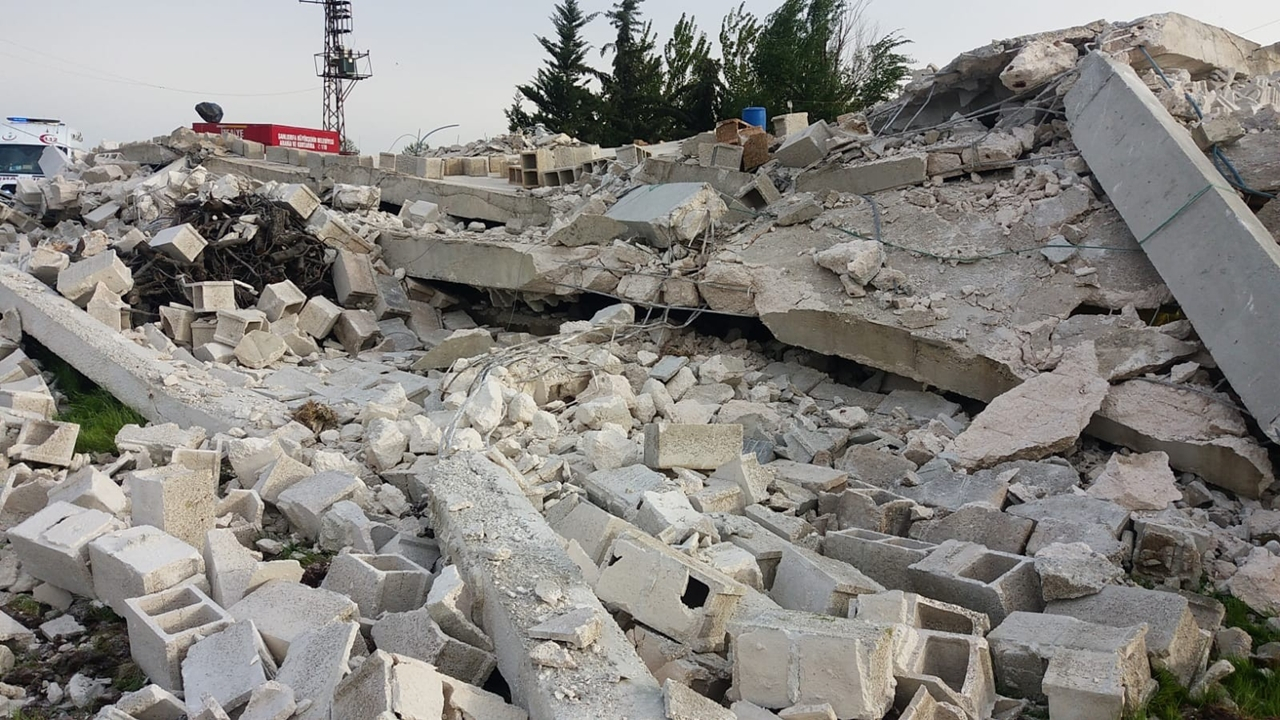 Şanlıurfa'da inşaat halindeki ev çöktü...