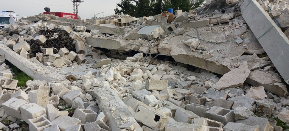 Şanlıurfa'da inşaat halindeki ev çöktü...