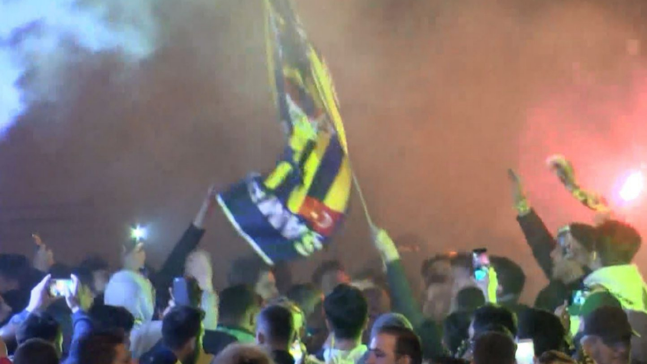 Berabere biten maç sonrası Kadıköy'de kutlama!