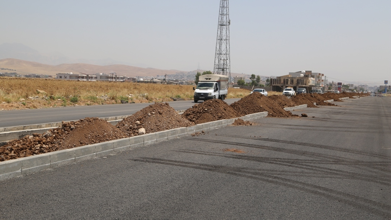 Şırnak Silopi’de İpekyolu refüj çalışmaları sürüyor