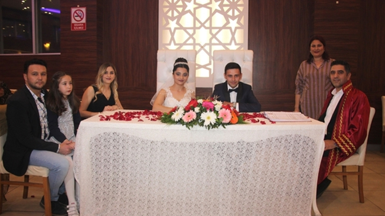 İzmir'de Başkan Mustafa Kayalar ilk nikahını kıydı