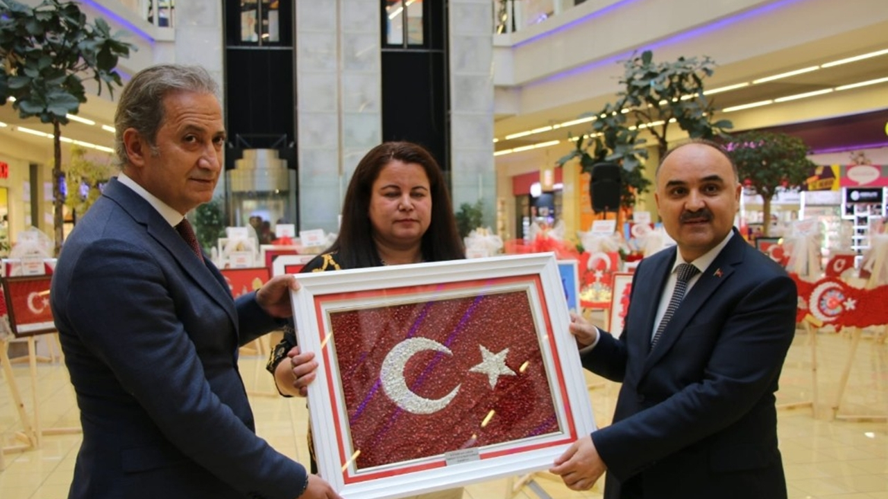 Kayseri Mantısından Yapılan Türk Bayrağı