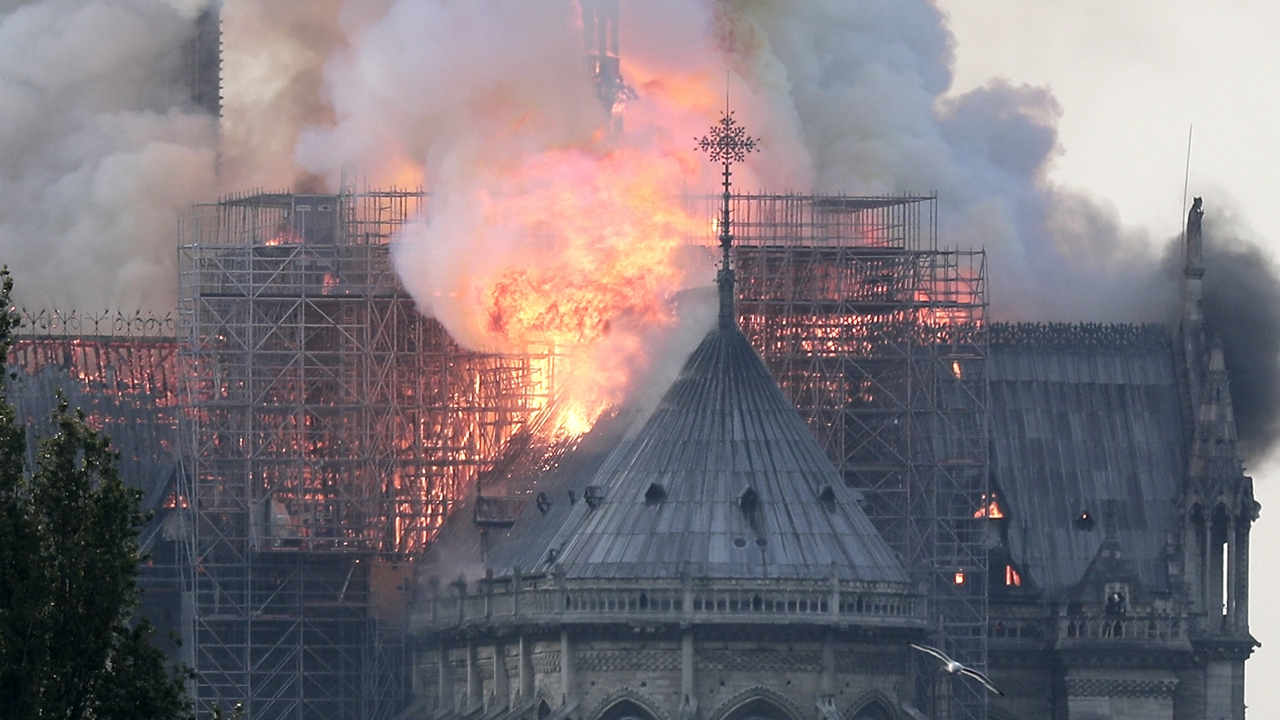 Notre Dame Katedrali'nde büyük yangın...