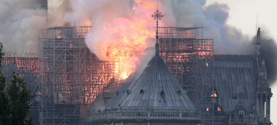 Notre Dame Katedrali'nde büyük yangın...
