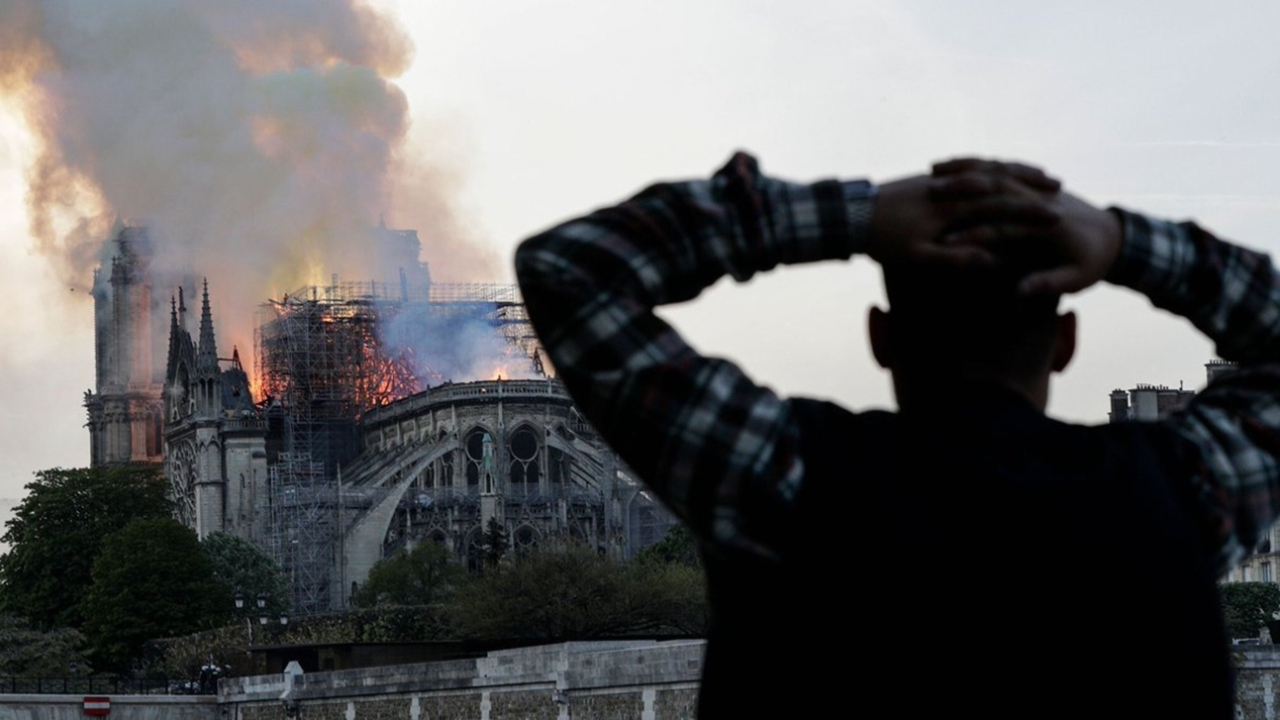 Notre Dame için dua ediyorlar...