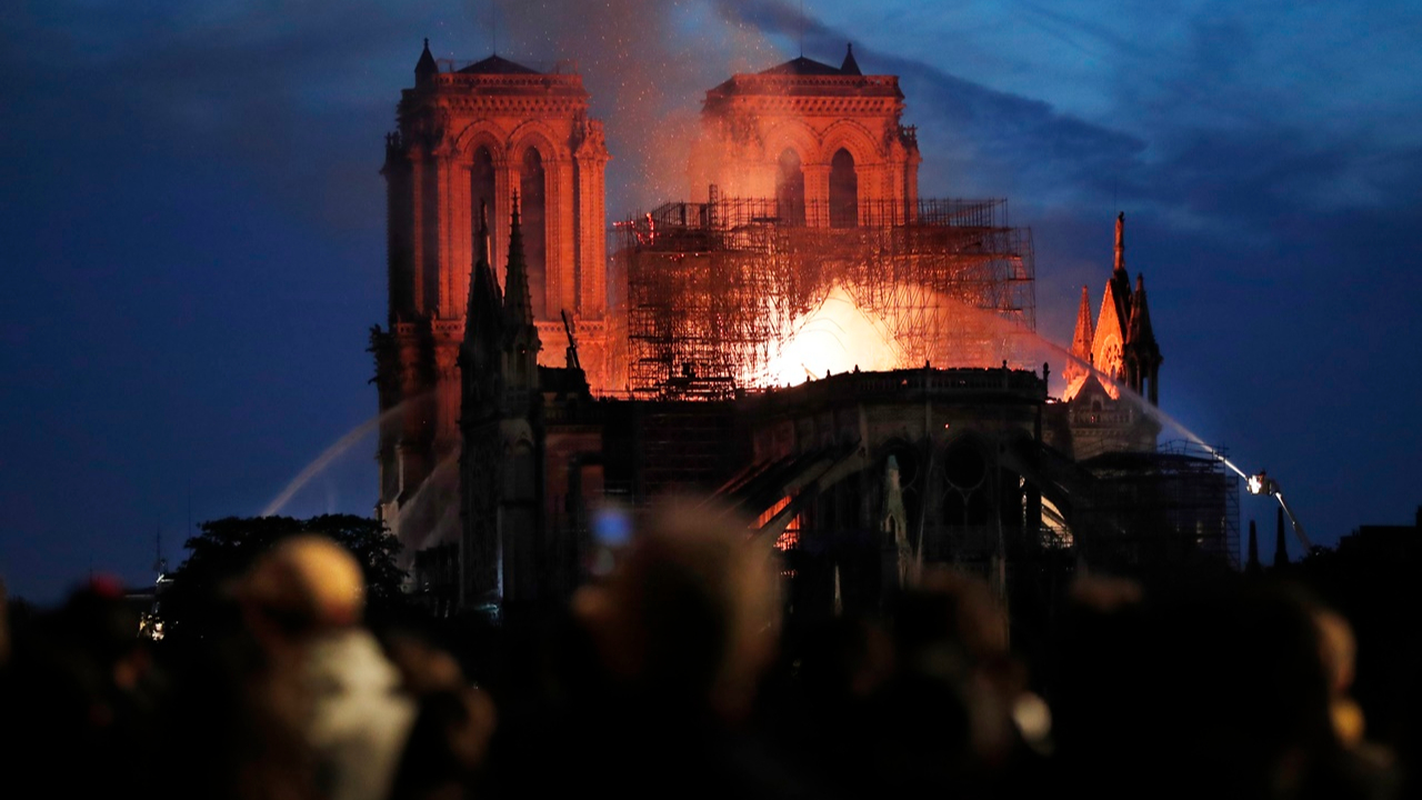 850 yıllık Notre Dame'de büyük yangın...
