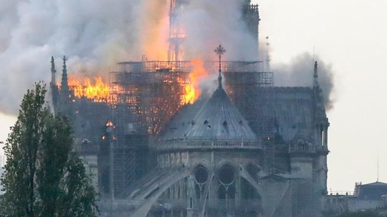 Notre Dame Katedrali'nde yangın...