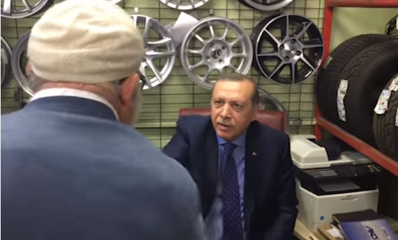 Hacı Amca az kalsın Cumhurbaşkanı'nın kolunu çıkaracaktı/VİDEO