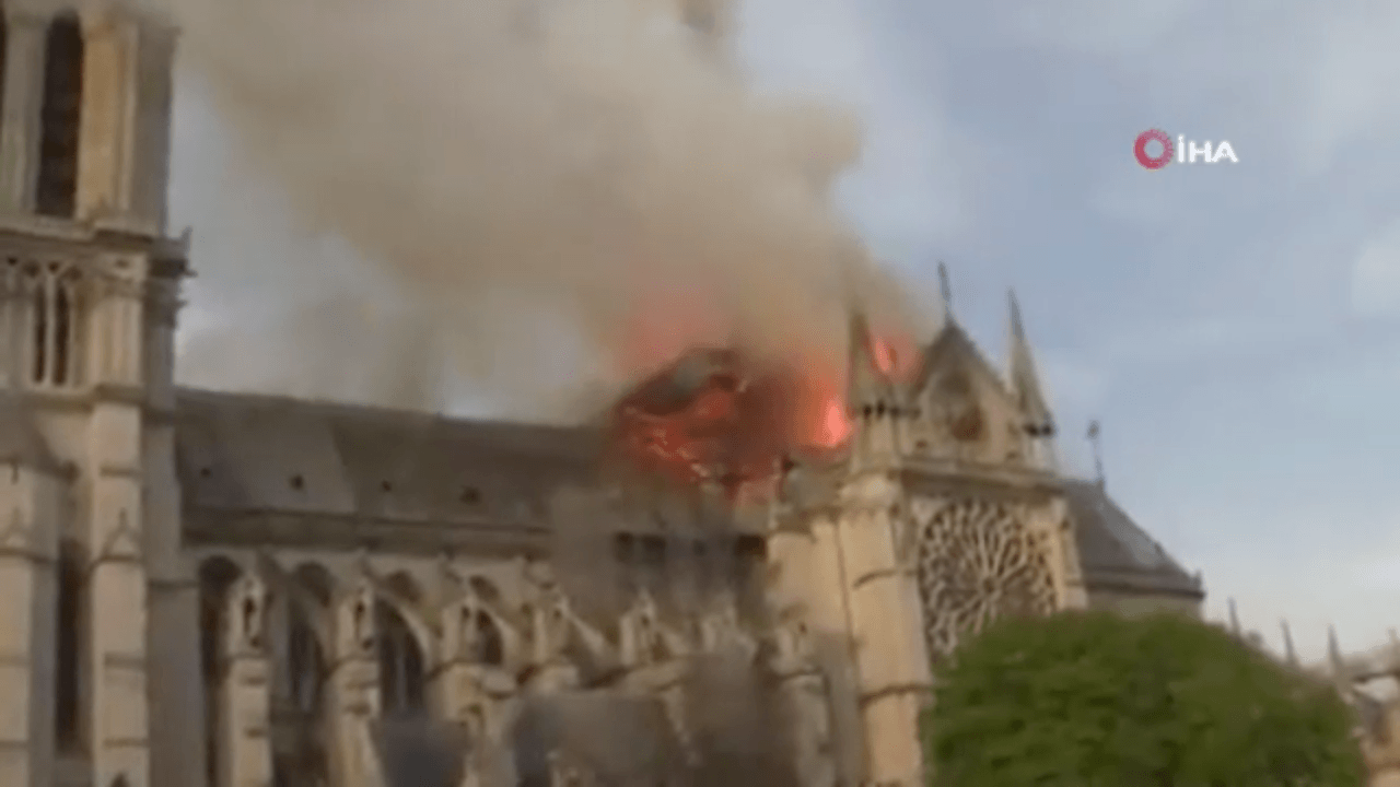 Paris İtfaiyesi alevlere böyle müdahale etti!