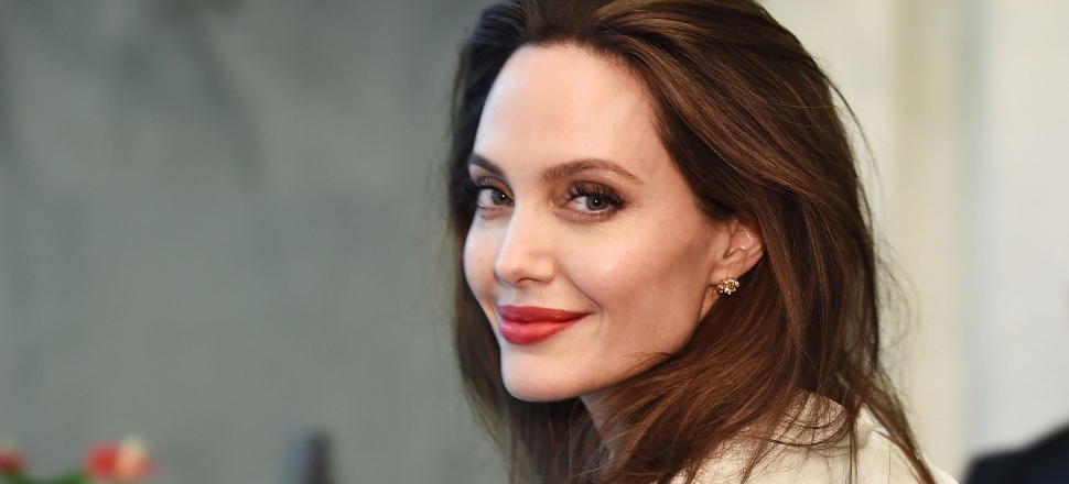 Angelina Jolie pes etti, soyadını değiştirdi!