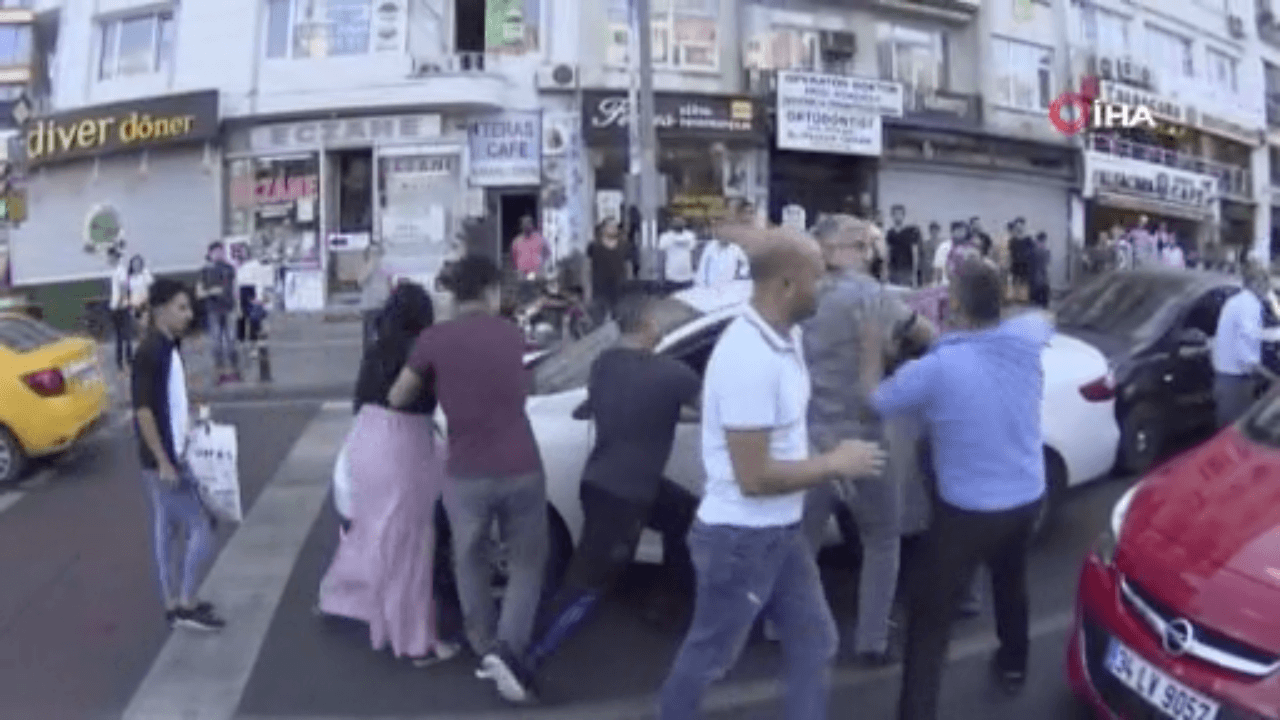 İstanbul’un göbeğinde aile boyu tekme tokat kavga!