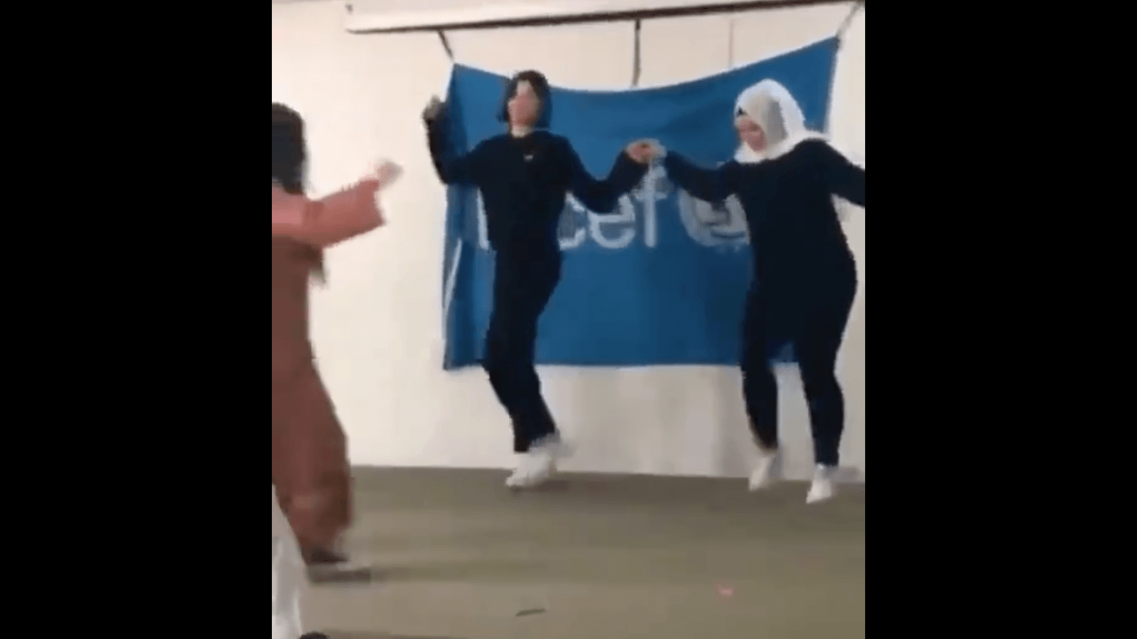 Dua Lipa Lübnan'da halay çekti!