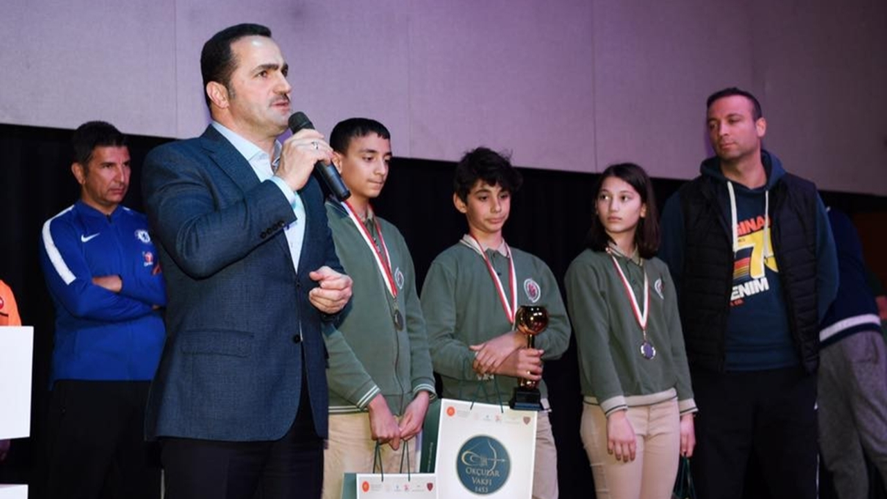 İstanbul'da Başkan Ali Haydar Yıldız, genç okçulara ödüllerini takdim etti