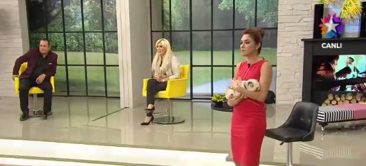 Canlı yayındaki Zuhal Topal'ın kucağında işedi