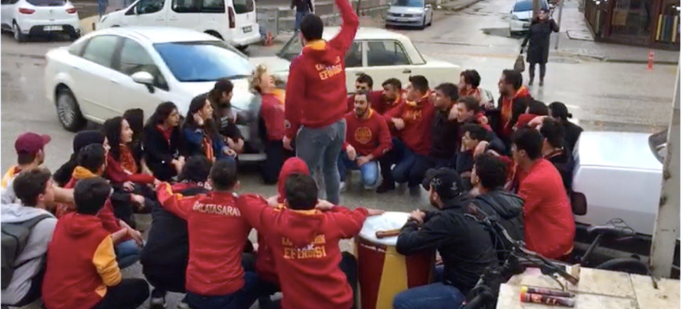 Otomobil Galatasaraylı taraftarların arasına daldı