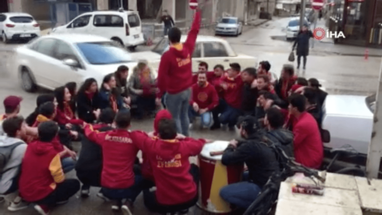 Tezahürat yapan Galatasaraylı taraftarlara otomobil çarptı!