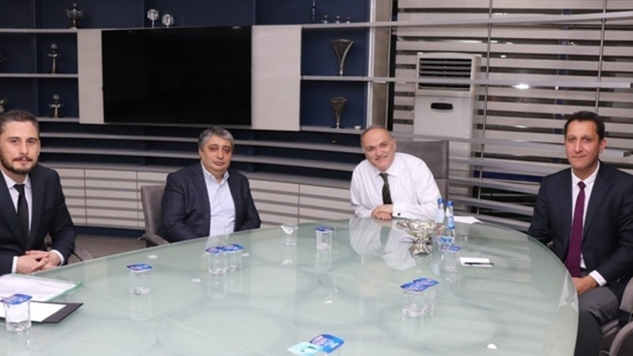 Düzce'de Başkan Faruk Özlü, her yaştan ziyaretçilerini ağırlıyor