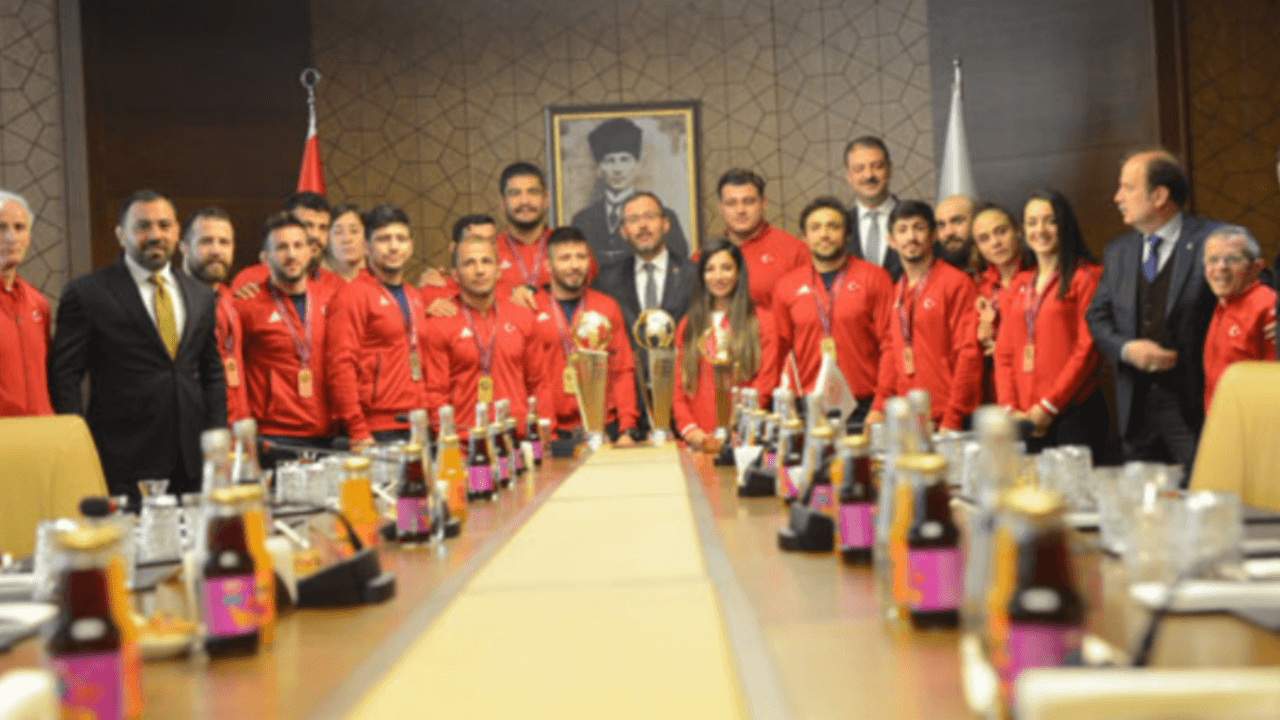 Bakan Kasapoğlu milli güreşçileri kabul etti!