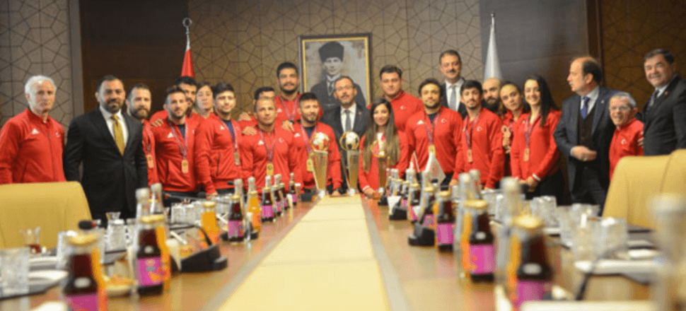 Bakan Kasapoğlu milli güreşçileri kabul etti!