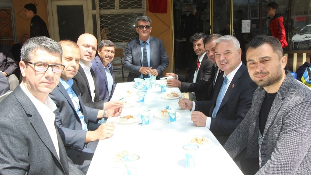 Manisa'da Başkan Zeki Bilgin esnafların pilav hayrına katıldı