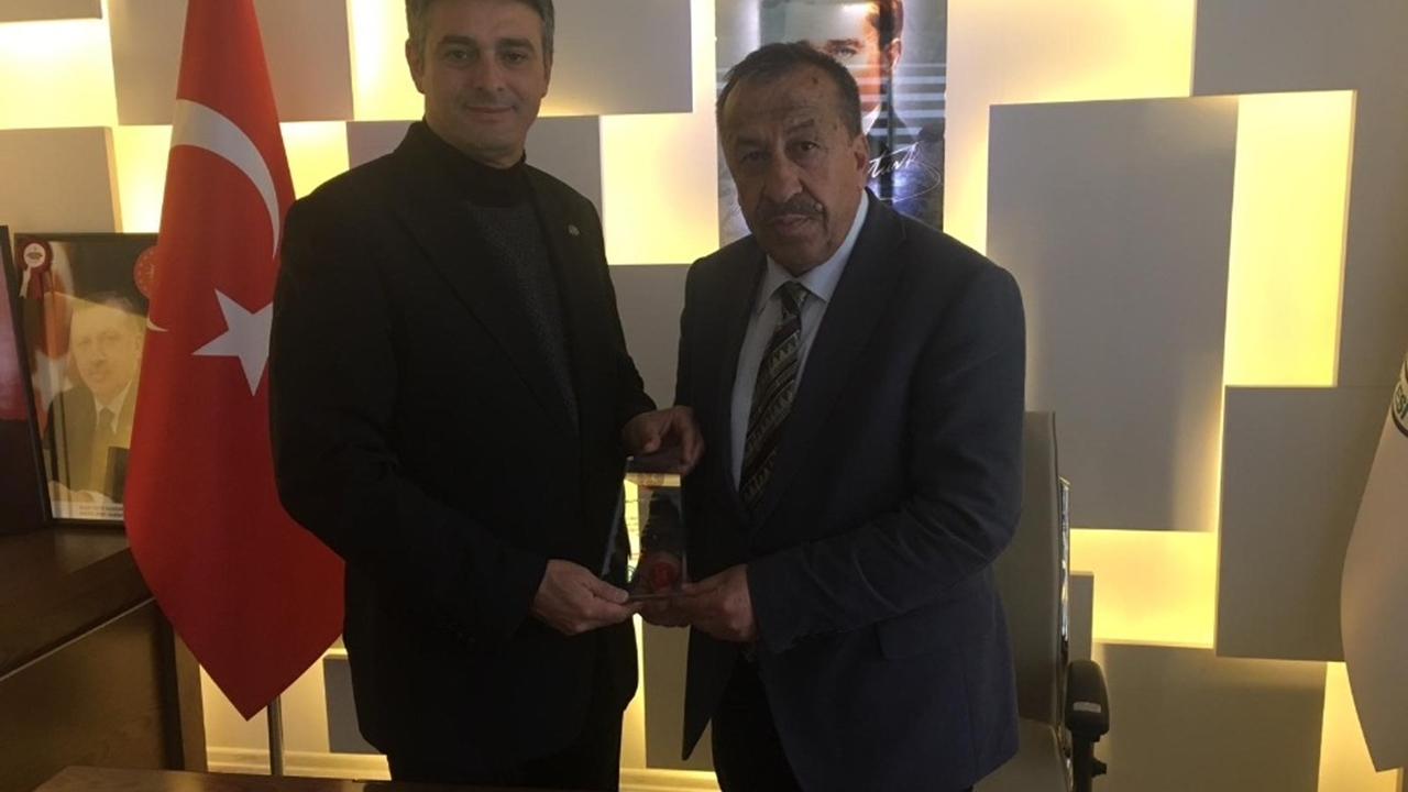 Düzce'de Milletvekili Ümit Yılmaz’dan Başkan Çam’a plaket